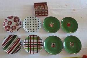 lot 55 image: Mikasa Ribbon Holly 12 Decorative Plate and Assorted Holiday Plates Collection