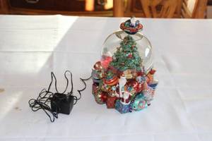 lot 66 image: Musical Christmas Snow Globe with Santa and Christmas Tree