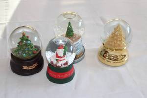 lot 68 image: Collection of 4 Christmas Snow Globes - 2009, 2010, Santa, Tree