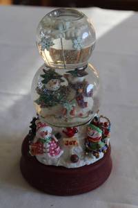 lot 73 image: Christmas Snow Globe Featuring Snowmen and Joyful Decor
