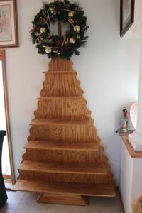 lot 79 image: Decorative Wooden Christmas Tree Shelf with Wreath