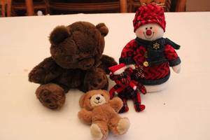 lot 90 image: Collection of 4 Plush Teddy Bears and Holiday Snowman Decoration