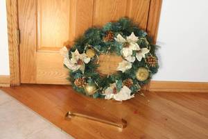 lot 118 image: Decorative Holiday Wreath with Gold Accents and Hanging Hook