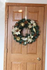 lot 119 image: Beautiful Holiday Wreath with Gold Accents and Pine Cones