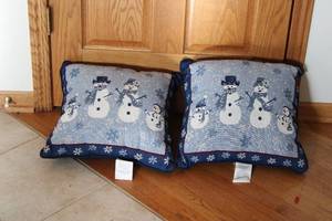 lot 124 image: Set of 2 Decorative Snowman Throw Pillows