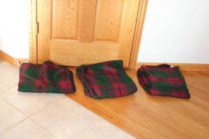 lot 130 image: Set of 3 Matching Acrylic Throw Blankets - 5ft x 4ft 3in