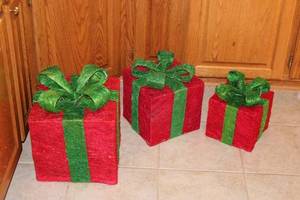 lot 167 image: Set of 3 Decorative Christmas Gift Boxes in Red and Green