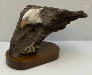 lot 79 image: 1980s Hand Carved Driftwood Eagle Sculpture 15 x 11 x 9