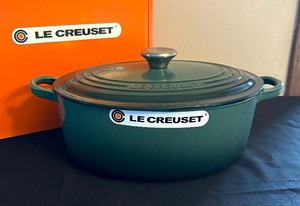 lot 10 image: New Le Creuset Artichaut OvalCasserole  New Le Creuset Artichaut Cocotte Oval Traditional