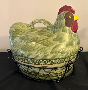 lot 83 image: Temp-Tations Green Hen 2 Quart Casserole Serving Set