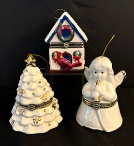 lot 98 image: Three Mr. Christmas Musical Figurines