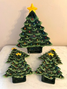 lot 111 image: Festive Serving Set by Mr. Christmas