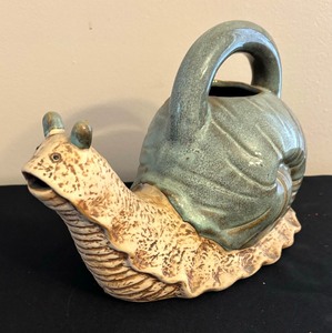 lot 112 image: Adorable Snail Figurine Watering Can