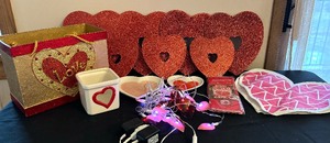 lot 113 image: Variety of Heart Decor