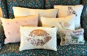 lot 121 image: Variety of Decorative Accent Pillows