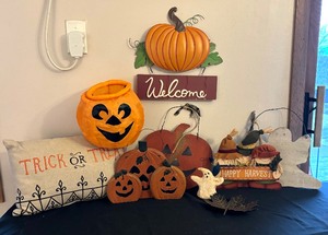 lot 126 image: Festive Fall Decor