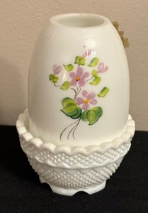 lot 44 image: Vintage Hand Painted Fenton Fairy Lamp