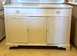 lot 20 image: Charming Vintage Buffet Server  Cabinet