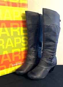 lot 200 image: New Bear Traps Size 6 Boots