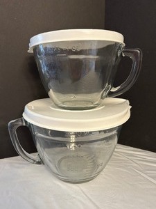lot 203 image: Pampered Chef Set of Medium and Large Glass Measuring Batter Bowls