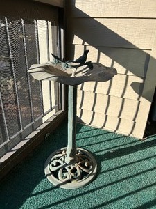 lot 16 image: Vintage Bird Bath