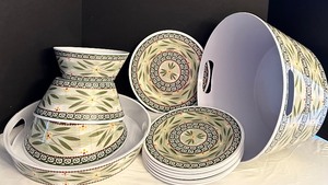 lot 225 image: Variety of Trays, Plates and Bowls by Temptations Presentable Ovenware