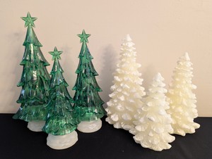 lot 184 image: Battery Powered Light Up Christmas Trees
