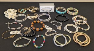 lot 285 image: Assorted Womens Fashion Bracelets