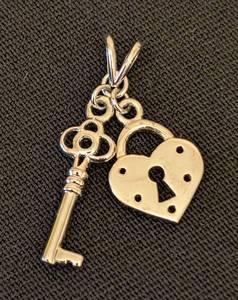 lot 287 image: Sterling Silver Lock and Key Pendant