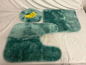 lot 35 image: Set of Shag Bathroom Rugs