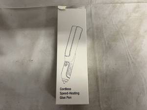lot 77 image: Cordless Speed-Heating Glue Pen