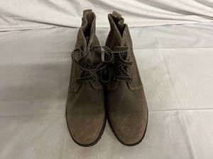 lot 80 image: Eddie Bauer Womens Shoes - Size 9