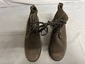 lot 81 image: Eddie Bauer Womens Shoes - Size 9