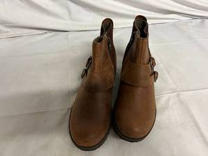 lot 84 image: Eddie Bauer Womens Boots - Size 7