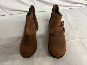 lot 85 image: Eddie Bauer Womens Boots - Size 7
