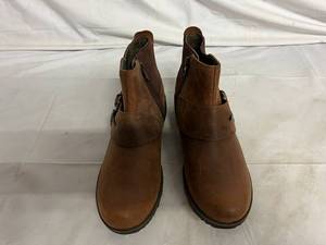 lot 86 image: Eddie Bauer Womens Boots - Size 7