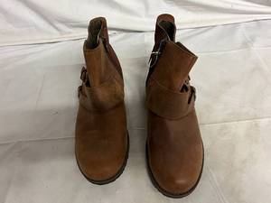 lot 88 image: Eddie Bauer Womens Boots - Size 9
