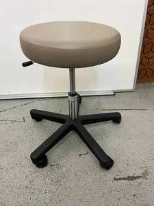 lot 40 image: Midmark Ritter 272-001-232 Adjustable Height Backless Pneumatic&nbspAir Lift Physician Stool - In Great Condition