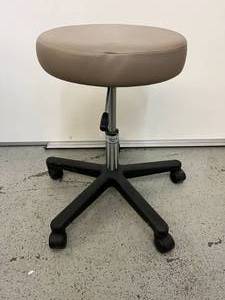 lot 41 image: Midmark Ritter 272-001-232 Adjustable Height Backless Pneumatic&nbspAir Lift Physician Stool - In Great Condition