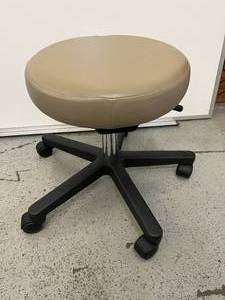 lot 42 image: Midmark Ritter 272-001-232 Adjustable Height Backless Pneumatic&nbspAir Lift Physician Stool - In Great Condition