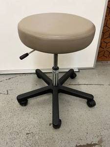 lot 43 image: Midmark Ritter 272-001-232 Adjustable Height Backless Pneumatic&nbspAir Lift Physician Stool - In Great Condition