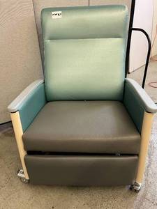 lot 37 image: Clinical Care Patient Treatment Power Recovery Lift Recliner Chair - Extra Wide Seat 27 750lb Capacity - Works Great