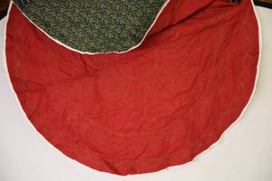 lot 401 image: 40-Inch Round Flower Stitched Country Holiday Quilting Project Near Complete