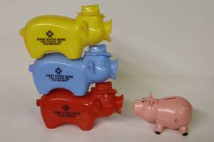lot 425E image: Collectible Plastic New London, MN First State Bank Stacking Pig Piggy Banks Etc.