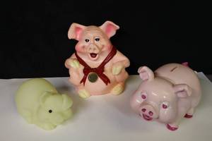 lot 450 image: (3) Collectible Plastic Pig Piggy BanksToystalgia 1993 USA Glows, This Silly Piggy 1992, Small World Imports 1987