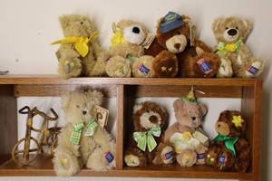lot 415 image: Collectible Stuffed Animals Etc