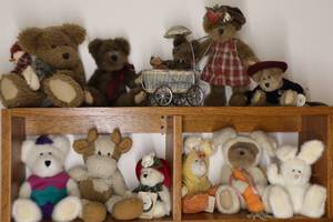 lot 416 image: Collectible Stuffed Animals
