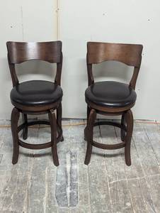 lot 2 image: Set of 2 - Swivel Bar Stools
