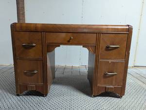 lot 8 image: Vintage DeskVanity - Sleek Design