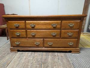 lot 18 image: Classic Oak Dresser - 8 Drawer